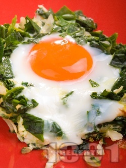 Спаначени гнезда с яйца на очи, сирене, лук и чесън на фурна - снимка на рецептата